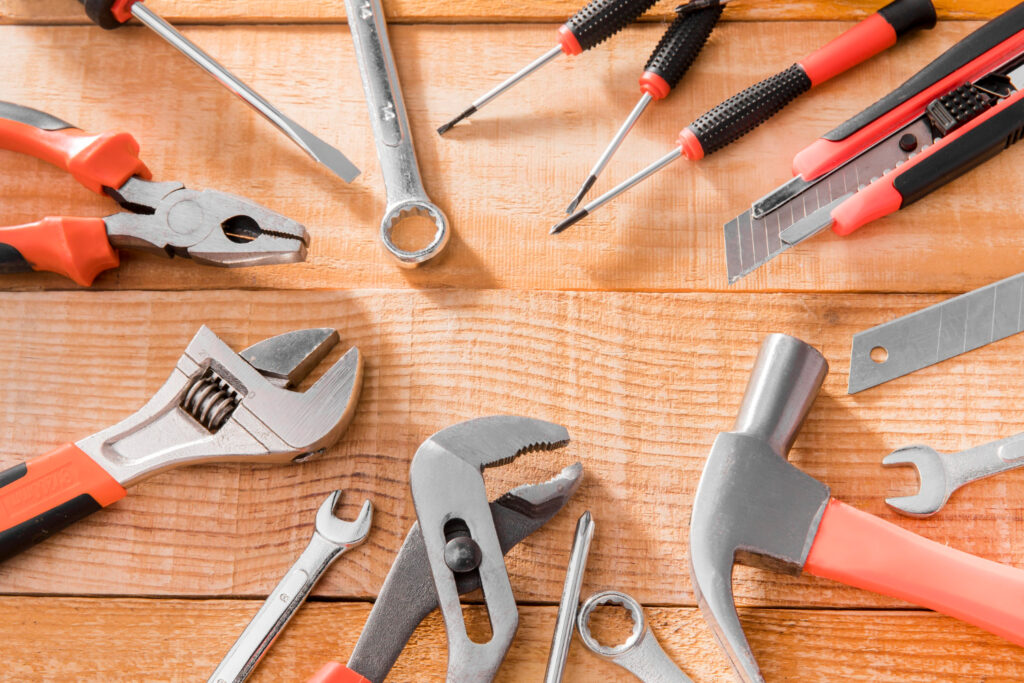 Ensemble d'outils de bricolage sur table en bois.