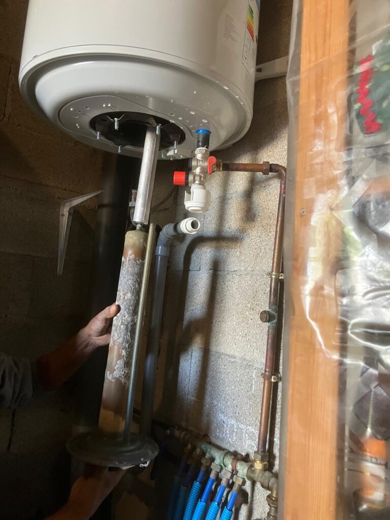 Maintenance chauffe-eau dans une pièce technique