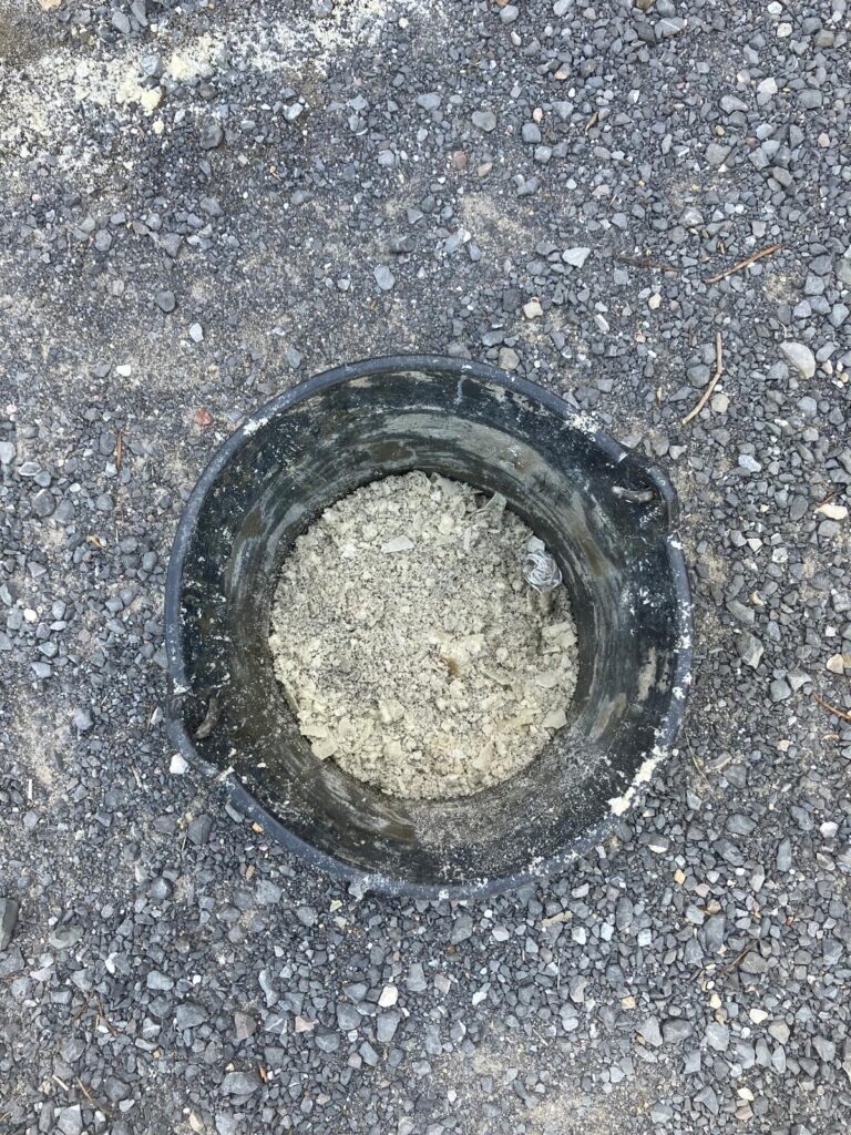 Seau de gravats sur gravier