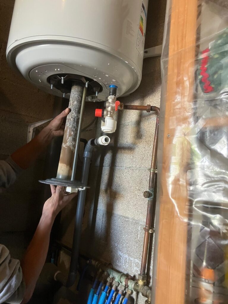 Installation d'un chauffe-eau dans un garage.