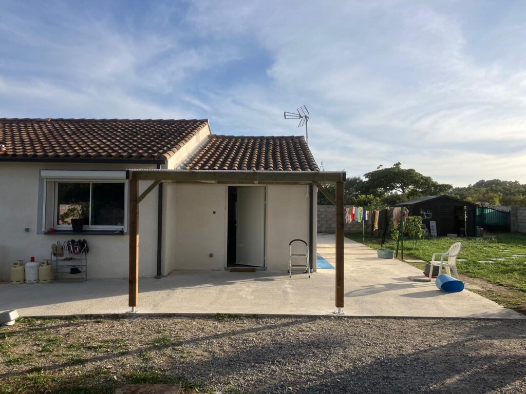 Maison avec jardin et terrasse ensoleillée.