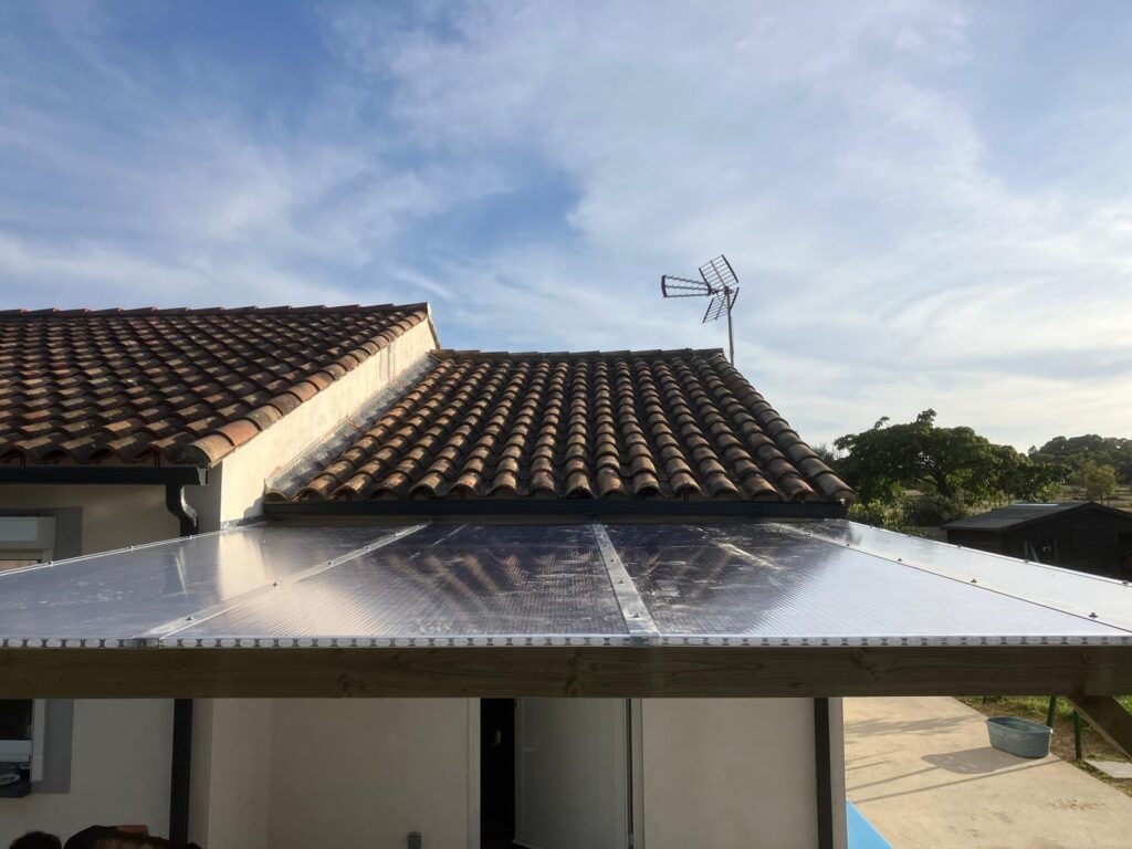 Toit en tuiles avec panneau solaire.