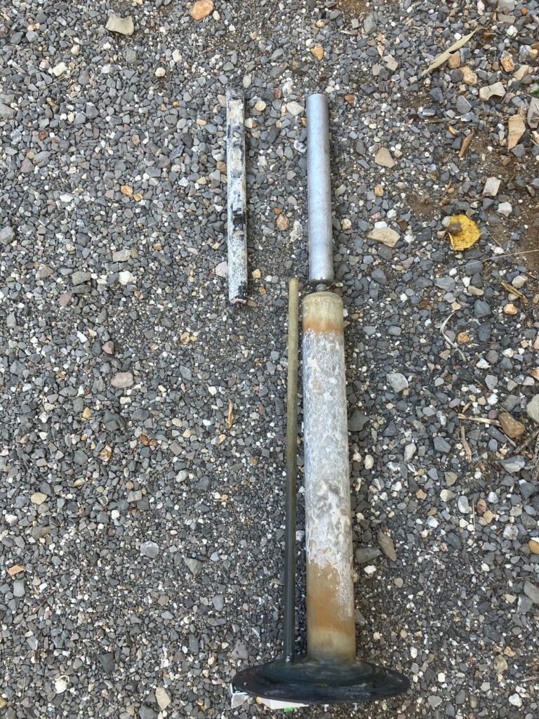 Équipement sur sol de gravier.