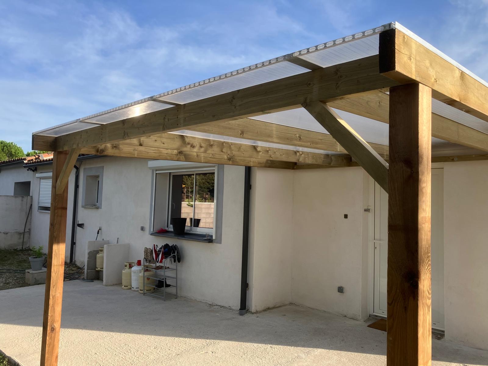 Abri en bois adossé à la maison