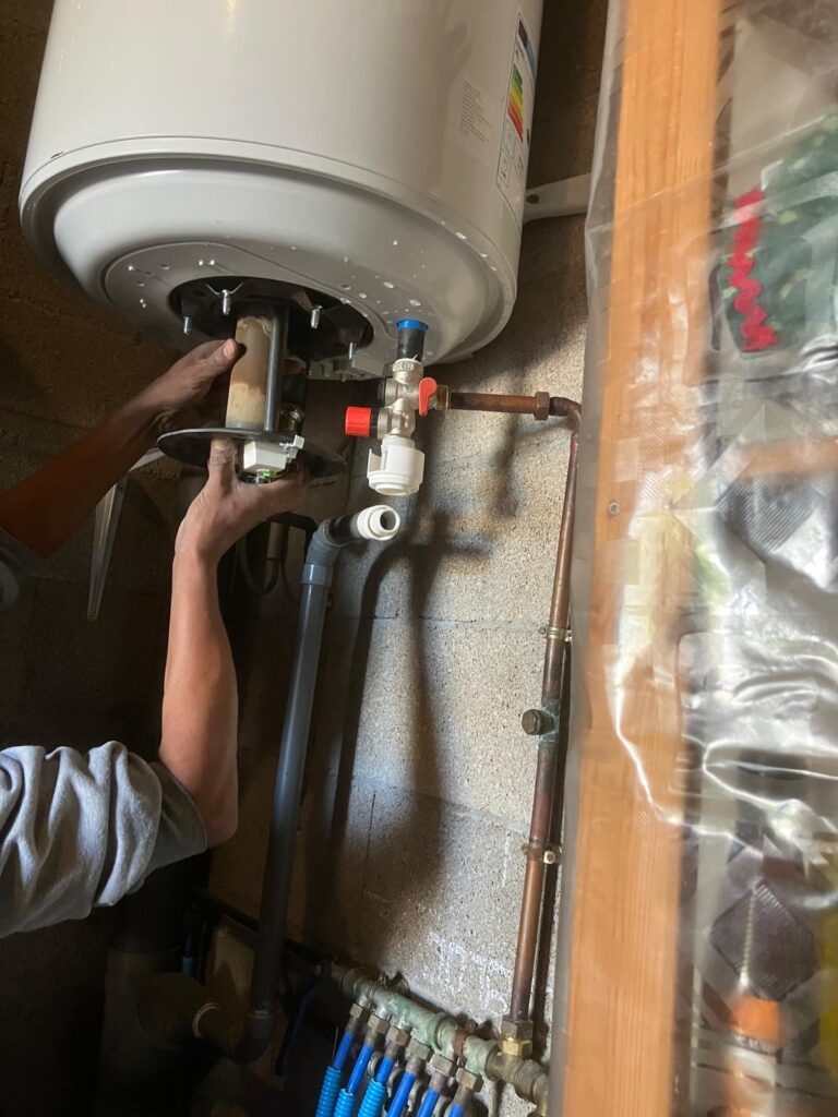 Installation d'un chauffe-eau par un technicien.