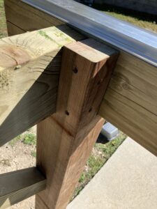 Structure en bois avec plaque métallique extérieure