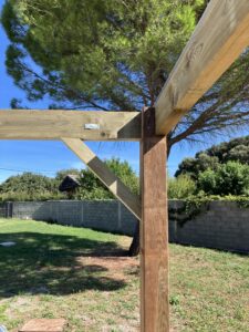 Construction en bois dans jardin ensoleillé