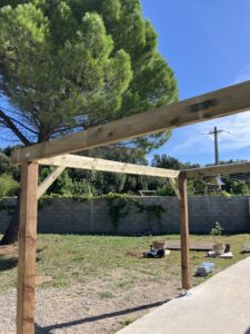 Structure bois dans jardin ensoleillé