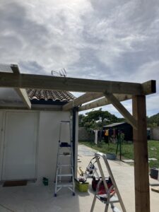 Construction d'une terrasse en cours.