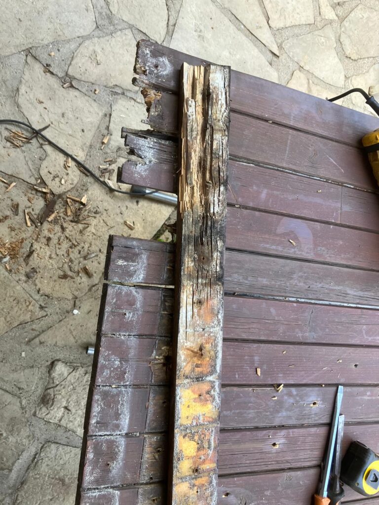 Bois détérioré sur table avec outils menuiserie.