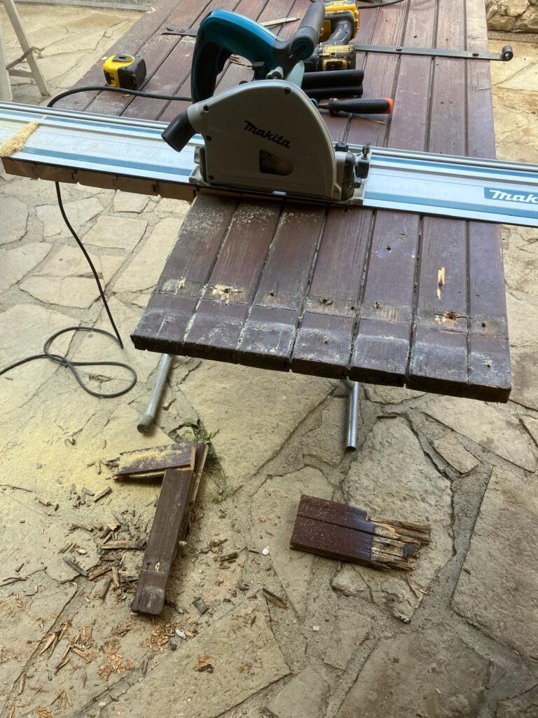 Scie circulaire sur établi avec planches découpées.