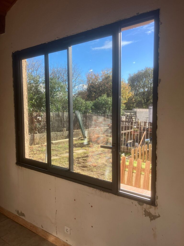 Fenêtre avec vue sur jardin ensoleillé