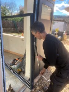 Installation d'une nouvelle fenêtre à la lumière du jour.