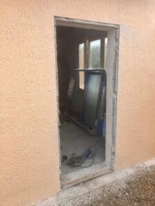 Ouverture murale pour installation d'une porte extérieure.