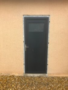 pose-porte de service-aluminium-montpellier.jpg.
